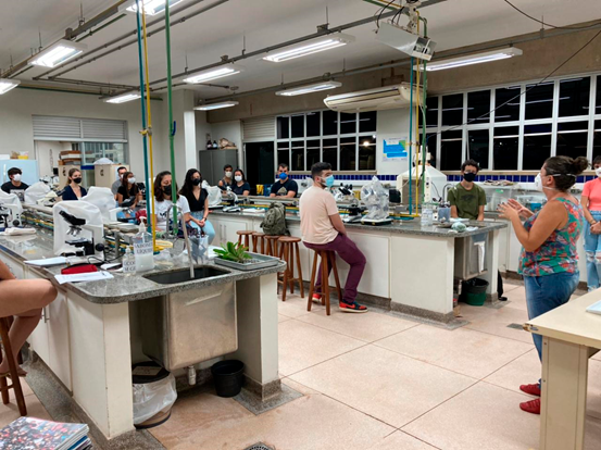 Alunos do curso de Ciências Biológicas da UFSCar Araras em atividade presencial no laboratório